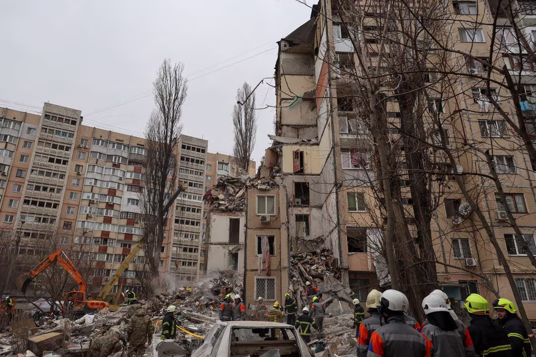Рятувальники працюють на місці багатоквартирного будинку, що зазнав значних пошкоджень внаслідок удару російського безпілотника на тлі нападу Росії на Україну, в Одесі, Україна, 2 березня 2024 року